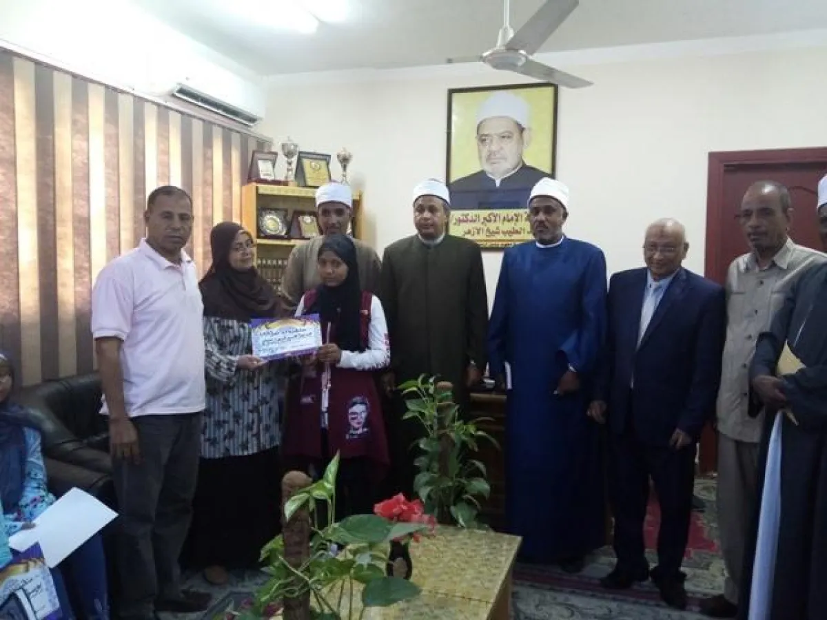 إحدى الطالبات المكرمات.jpg