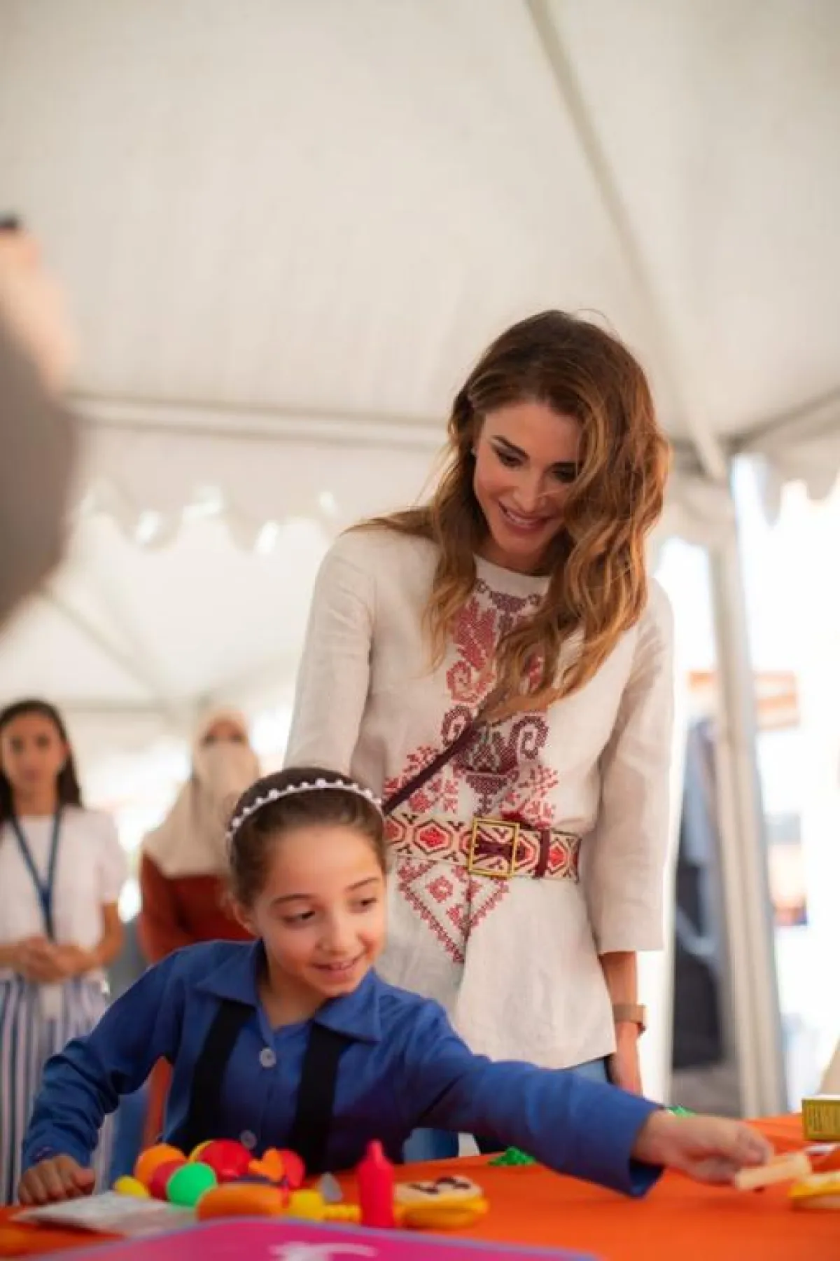 الملكة رانيا خلال تفقدها مدرسة حي الأمير عبد الله بن الحسين.jpg