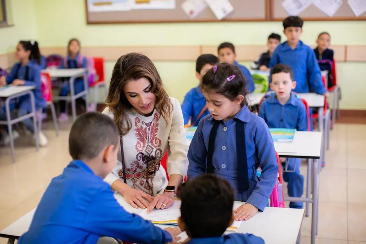 الملكة رانيا خلال زيارة إلى الضليل.jpg