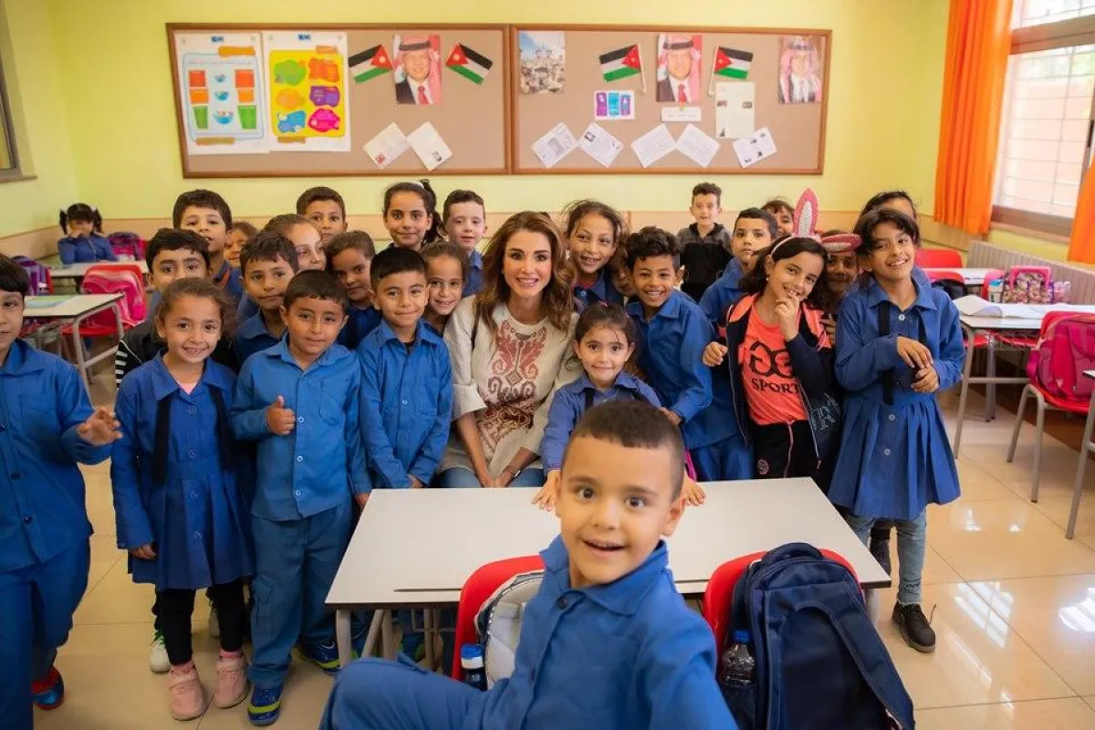 صورة جماعية للطلاب مع الملكة رانيا.jpg