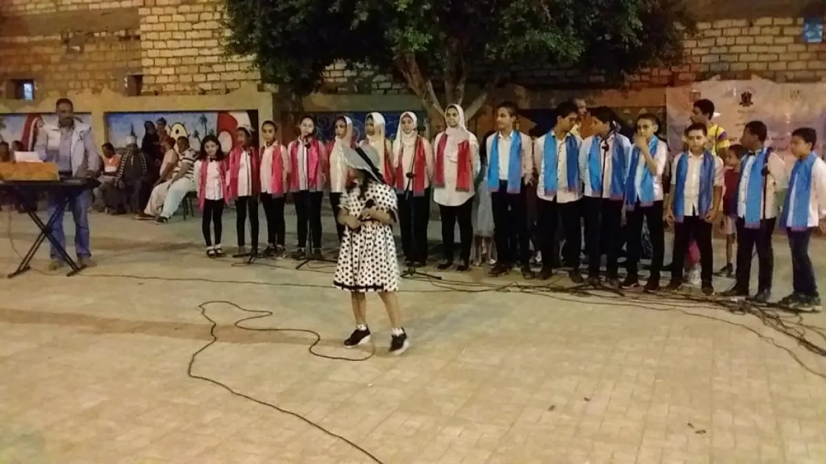 إحدى الفتيات تغني.jpg1