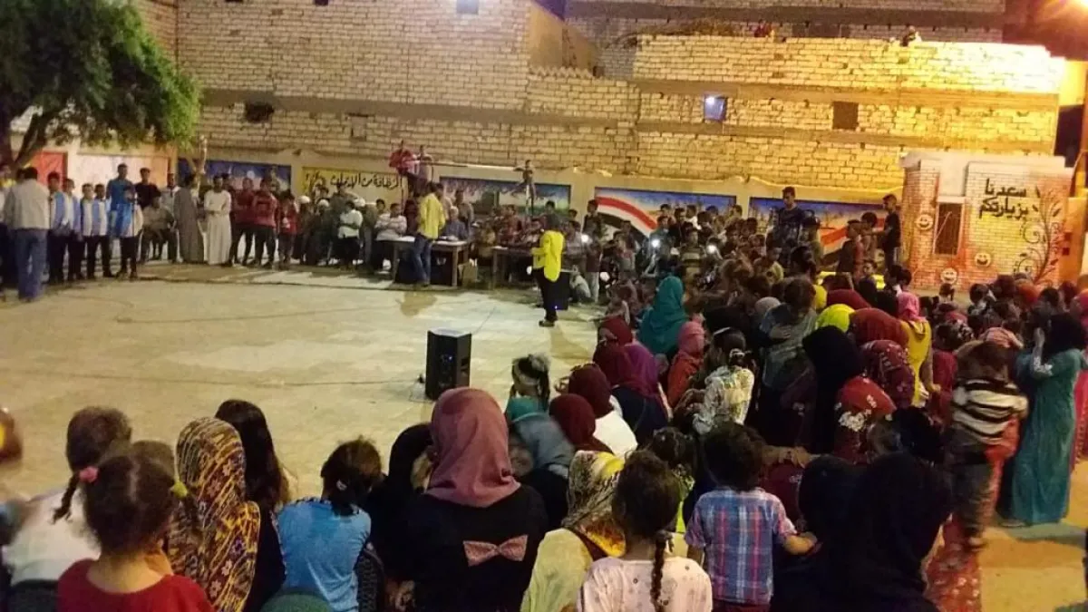 الأطفال المشاهدون.jpg2