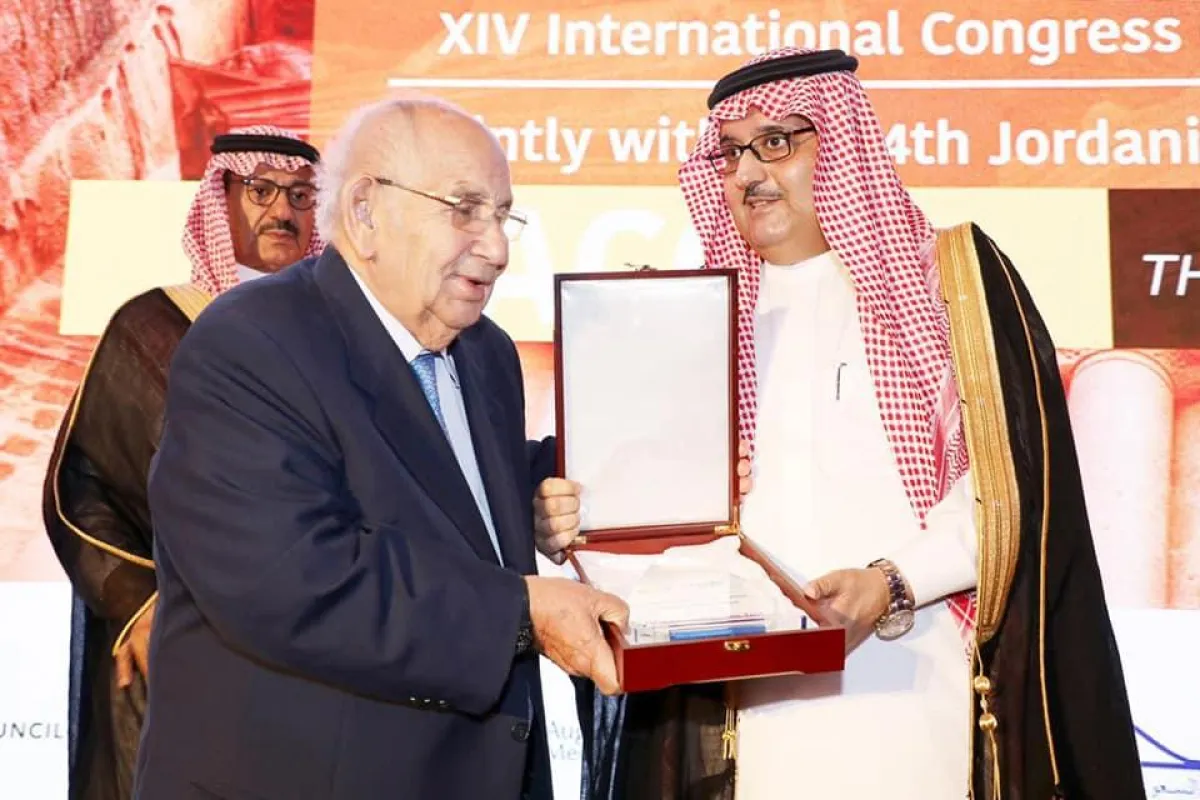 الأمير عبدالعزيز بن أحمد بن عبدالعزيز آل سعود  يكرم الأمير رعد بن زيد.jpg