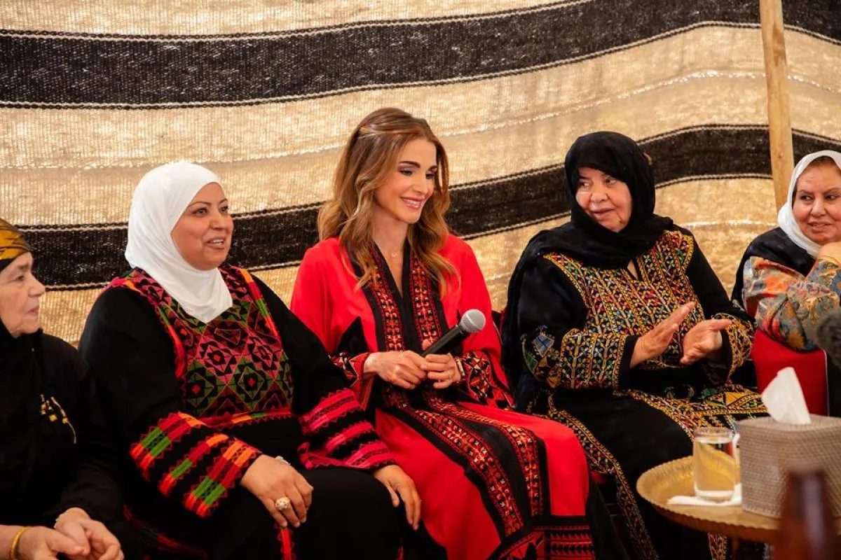 الملكة رانيا ومجموعة من سيدات بلقاوية عمان.jpg