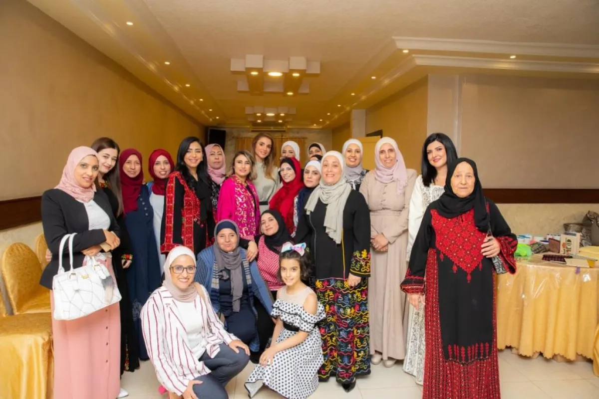 خلال لقاء الملكة رانيا مع عدد من سيدات بني عباد.jpg