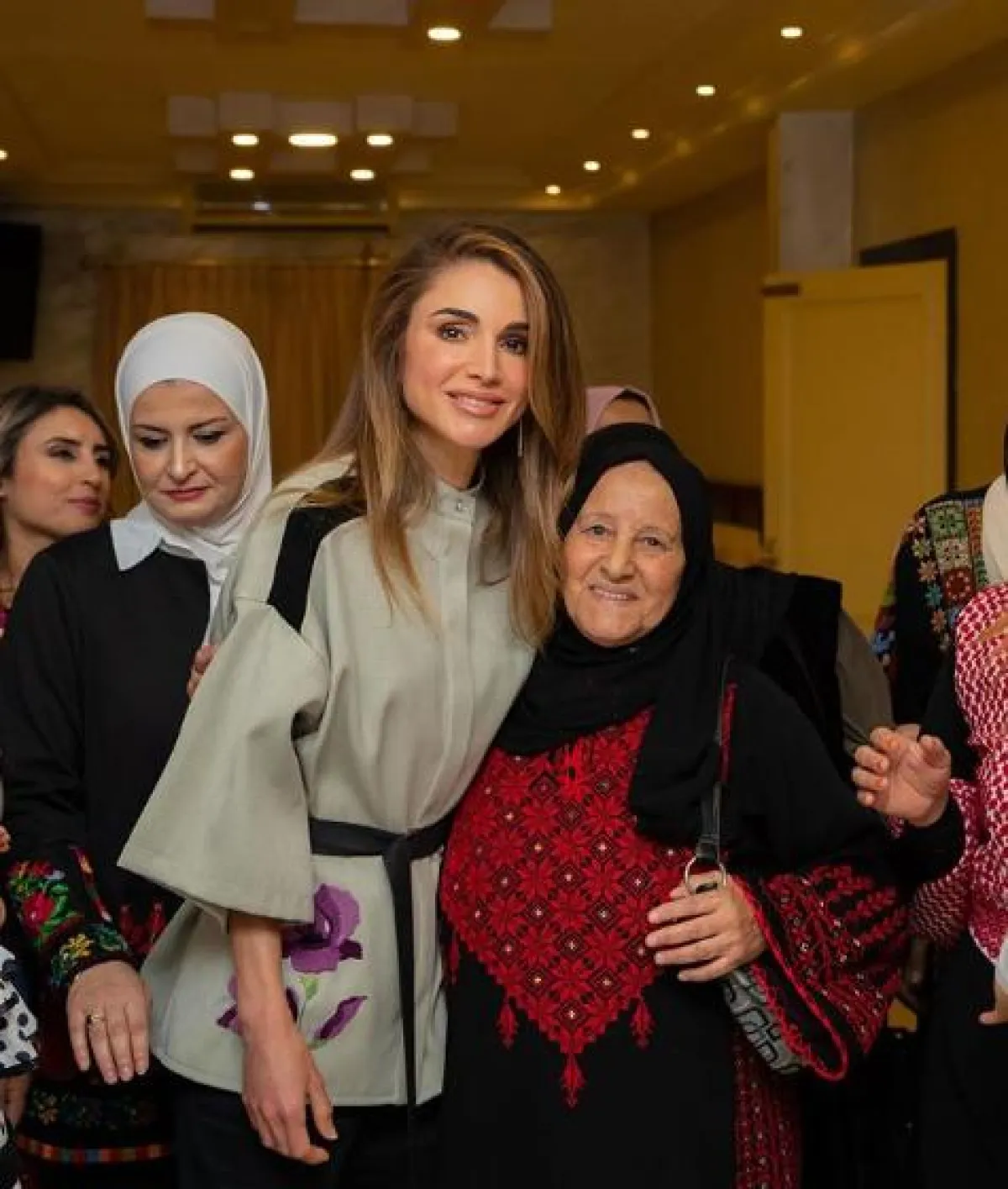 من لقاء الملكة رانيا العبد الله مع السيدات في مقر جمعية المعتمد بن عباد الخيرية.png