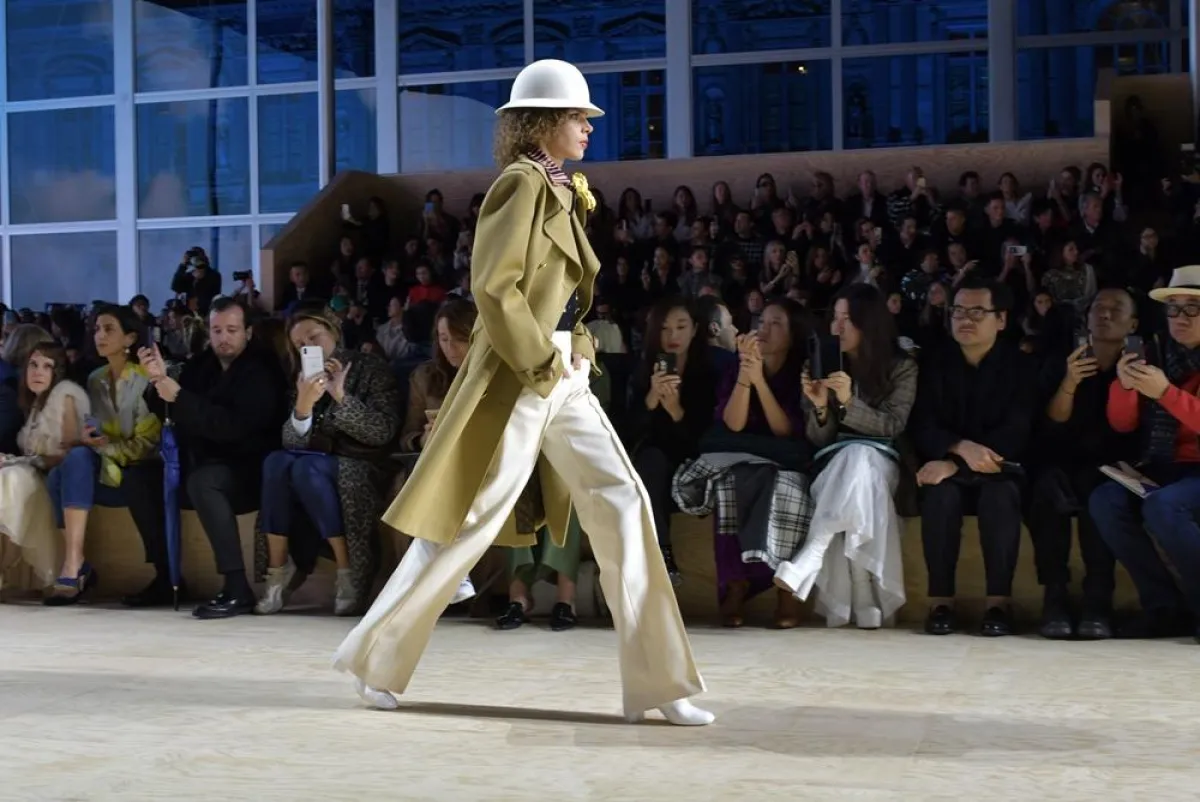 عرض دار لويس فويتون  يأخذنا في رحلة إلى الحقبة الجميلة