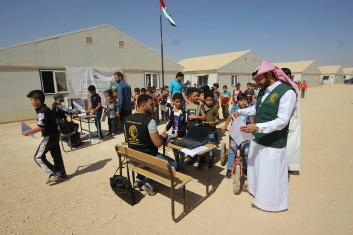 توزيع الحقائب للأطفال السوريين في مخيم الزعتري.jpg