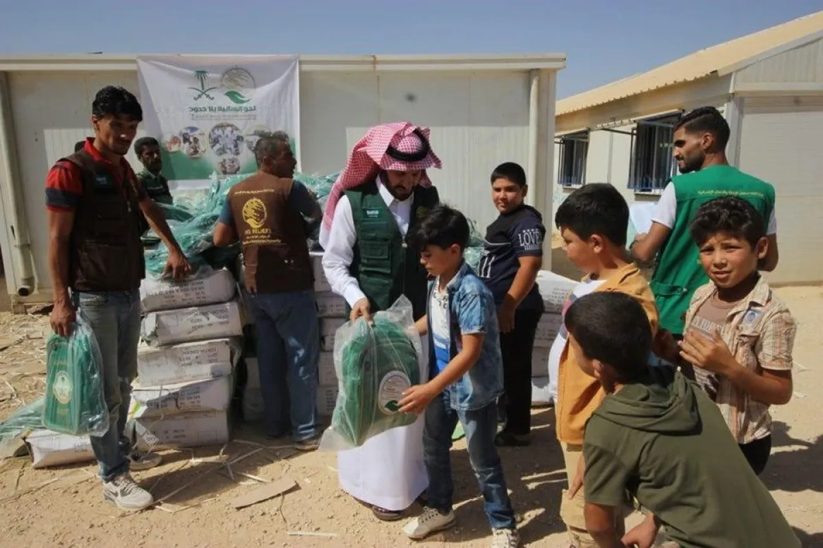 اشتملت الحقائب على الأدوات المدرسية.jpg