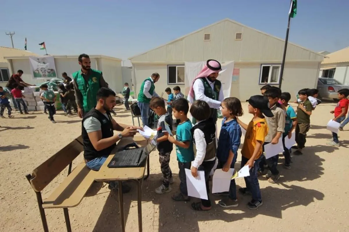 الأطفال يستلمون الحقائب المدرسية.jpg