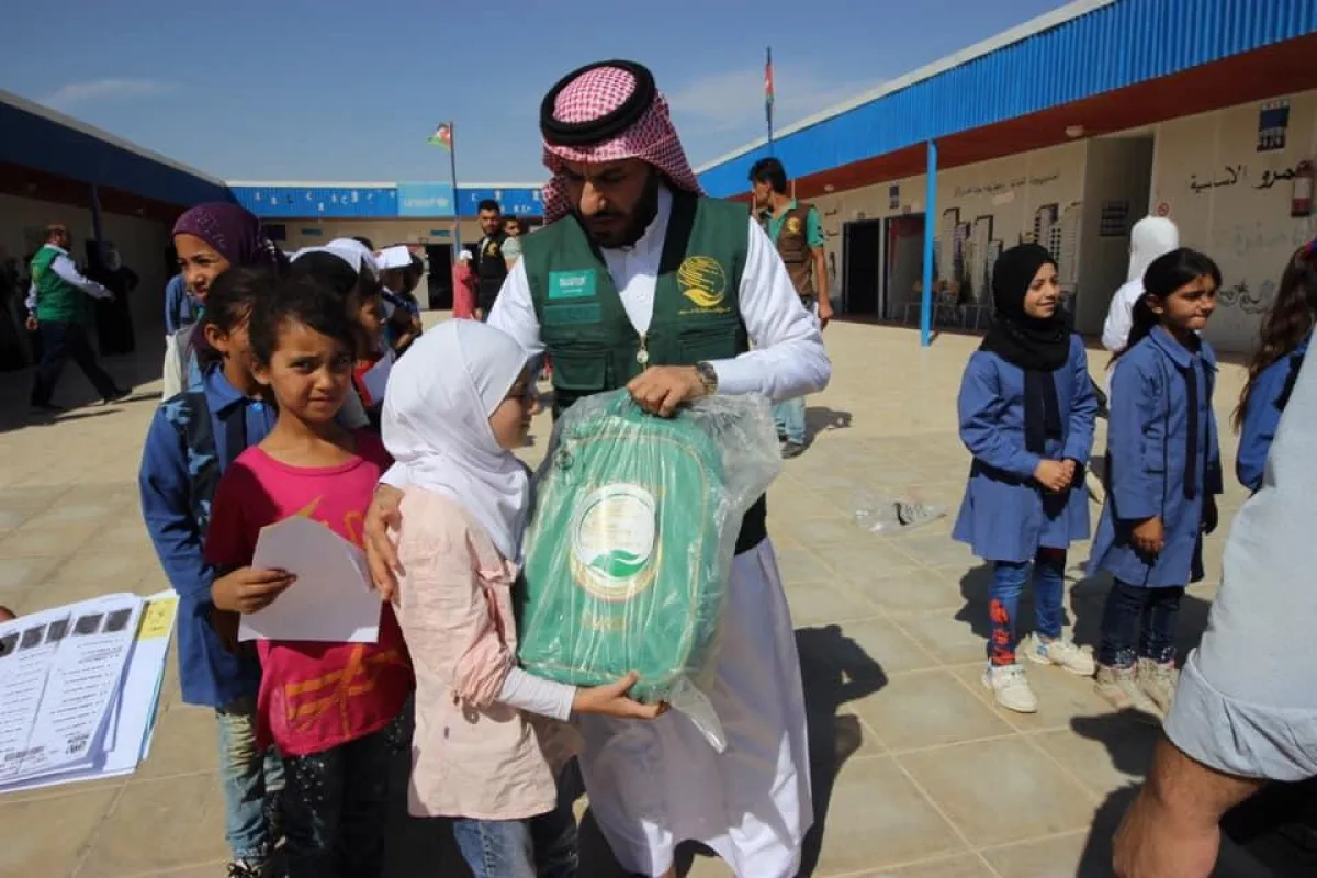 توزيع الحقائب المدرسية على الطلاب والطالبات.jpg