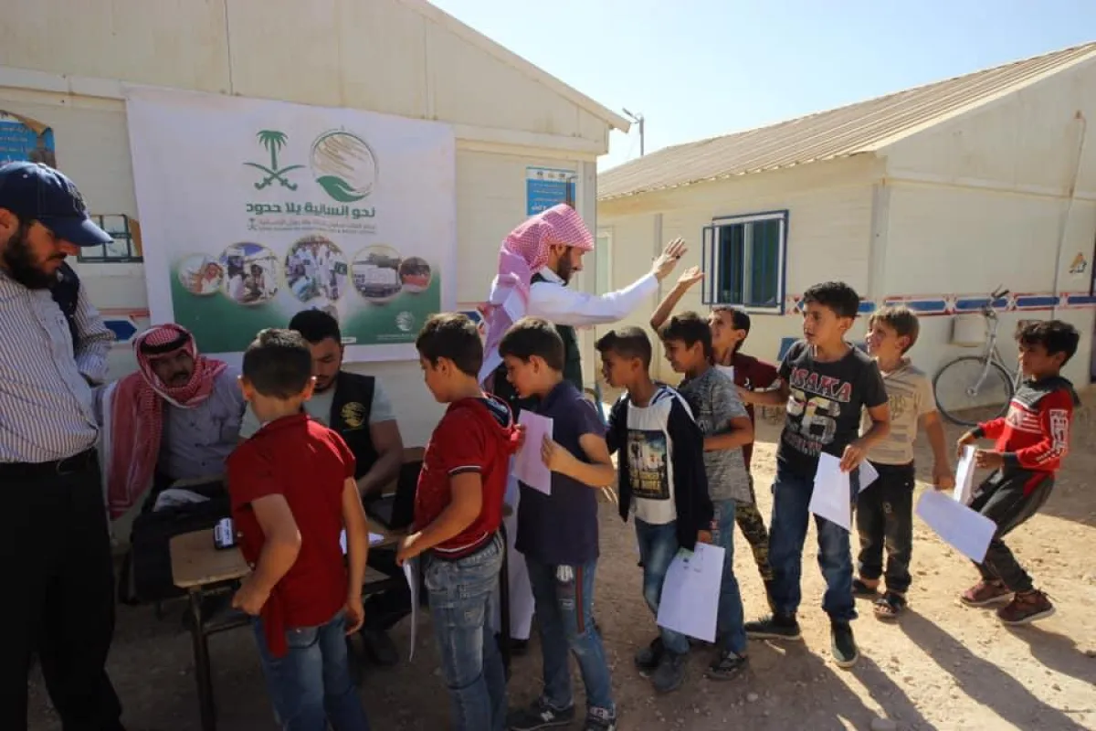 توزيع الحقائب المدرسية والأدوات القرطاسية على الطلاب.jpg