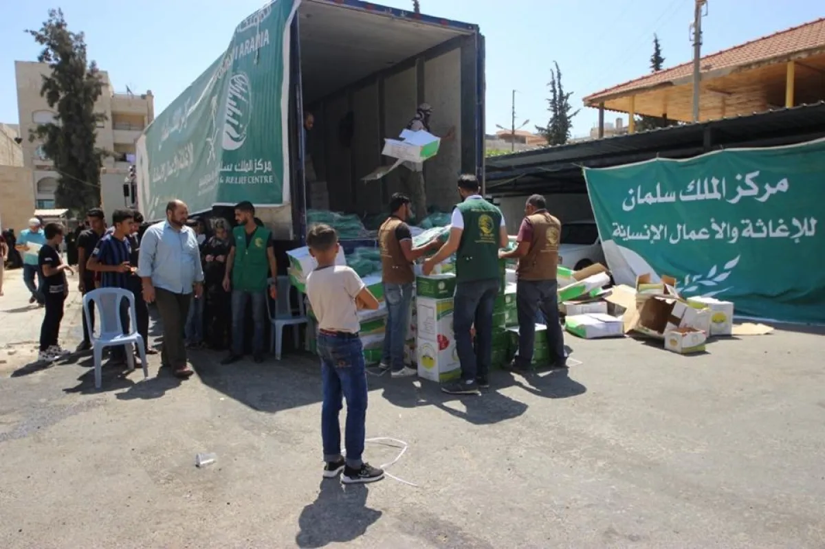 توزيع الحقائب من أبناء اللاجئين السوريين شمال الأردن.jpg