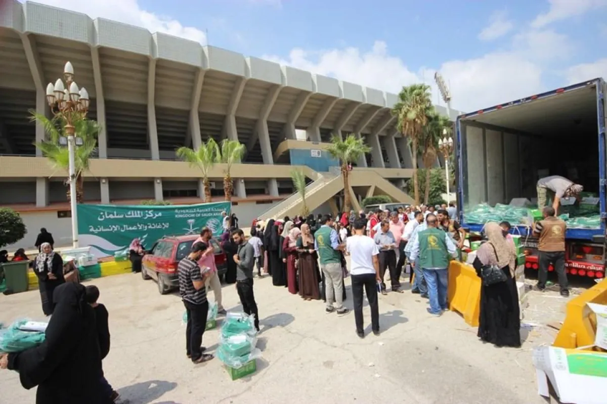 توزيع الحقائب من مركز الملك سلمان للإغاثة.jpg