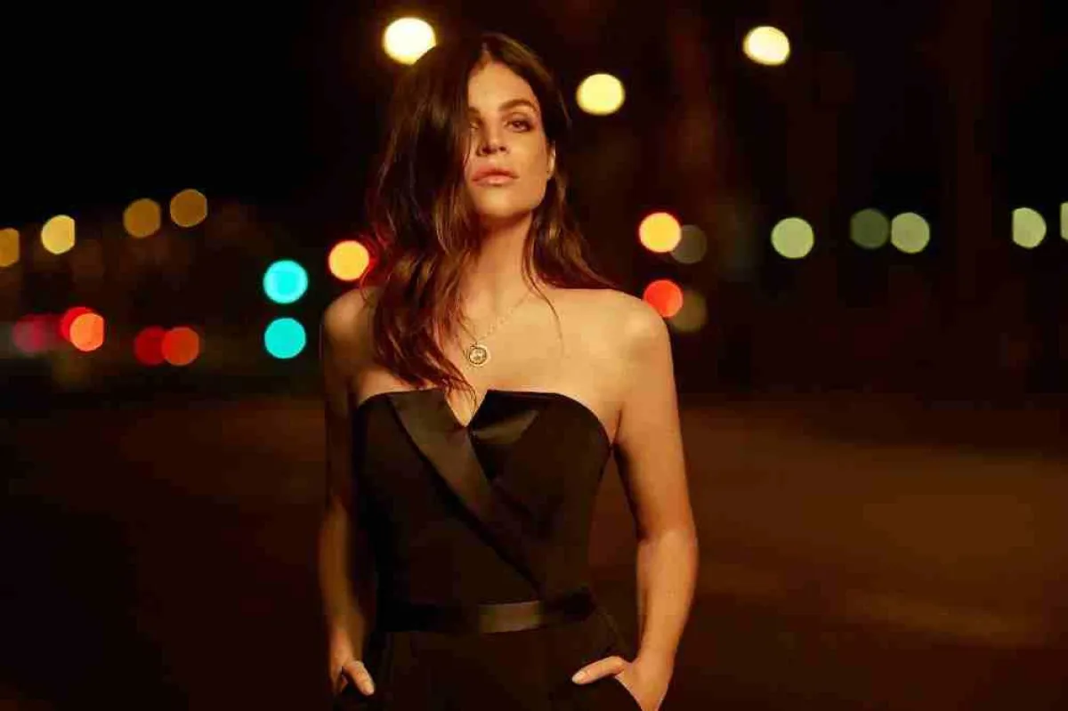 The Outnet يطرح مشروعاً بين Iris & Ink وجوليا ريستوين روتفيلد