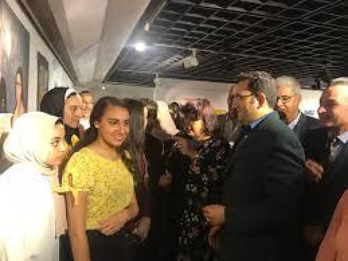 وزيرة الثقافة تتوسط الاطفال  (3).jpg