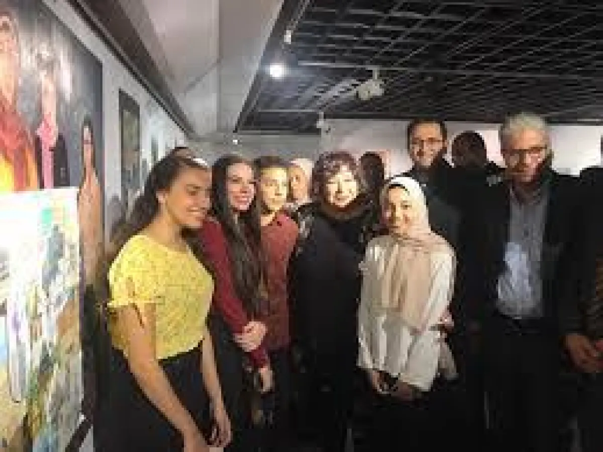 5الوزيرة والدكتور خالد سرور وسط الاطفال .jpg