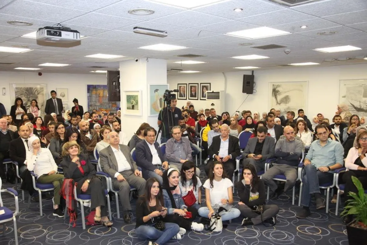 أكثر من 800 متابع من الجمهور.jpg