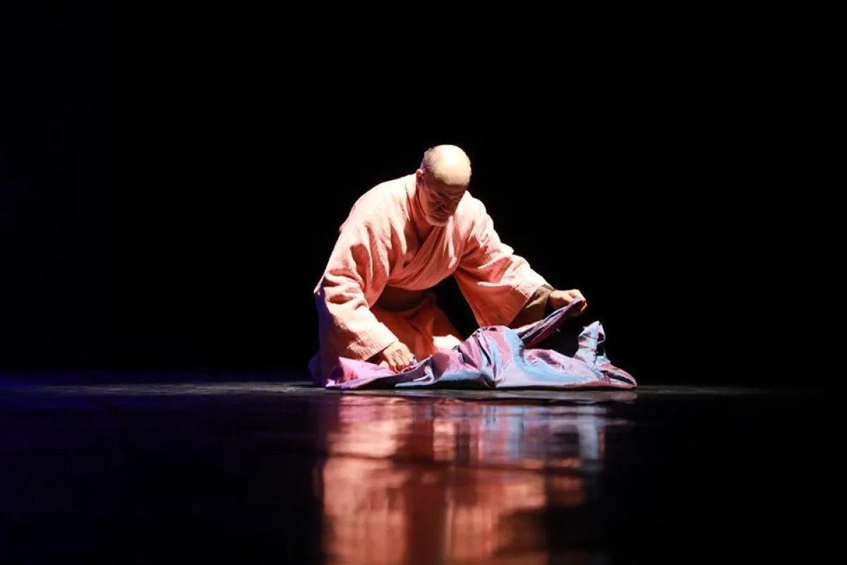 مشهد من المسرحية التونسية راشومون.jpg