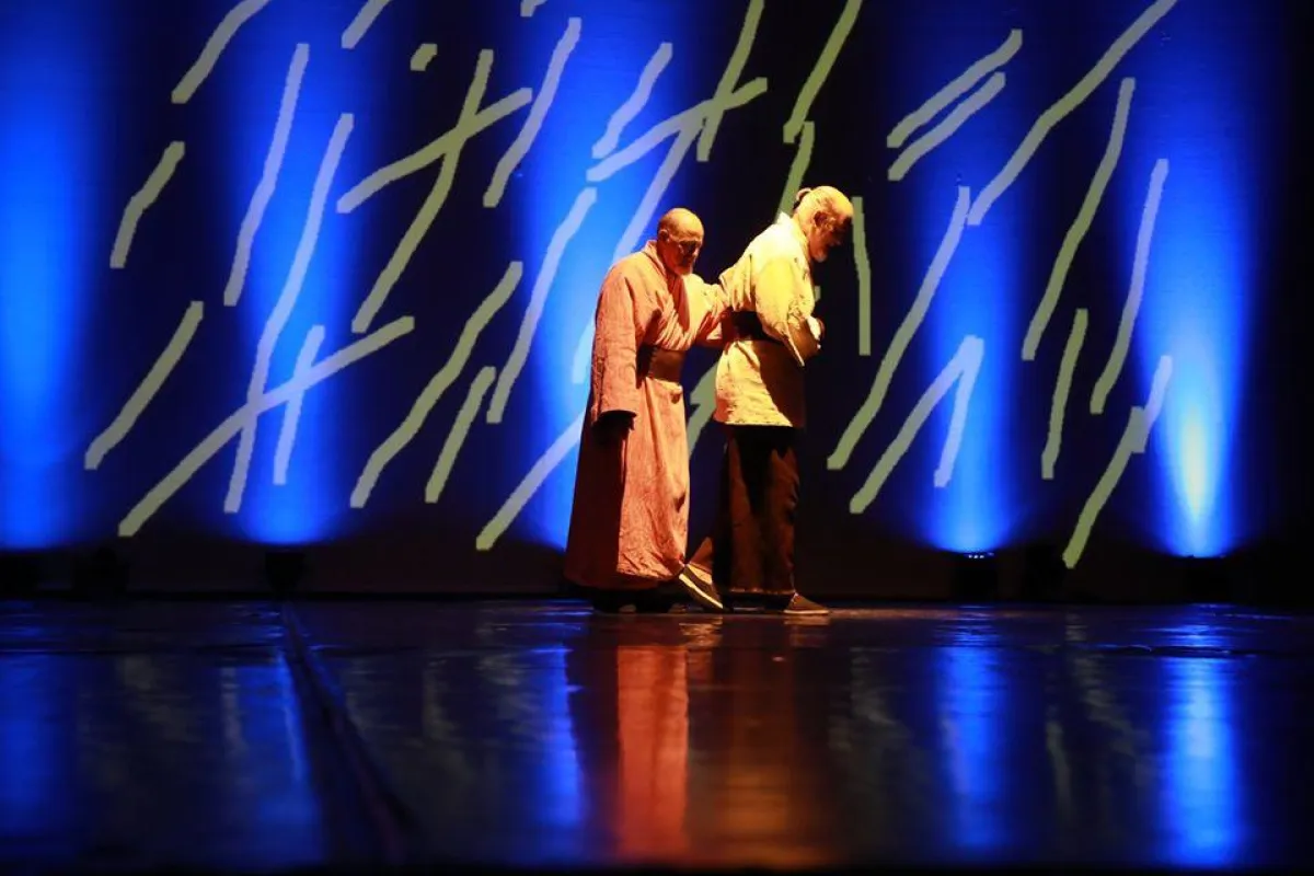 مشهد آخر من المسرحية التونسية.jpg