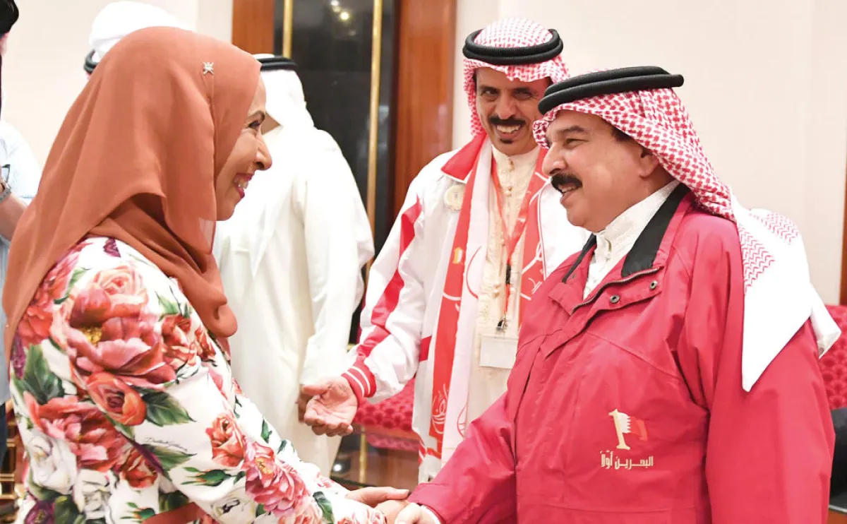 جلالته مع النعيمي ومسئولة من الوزارة.jpg