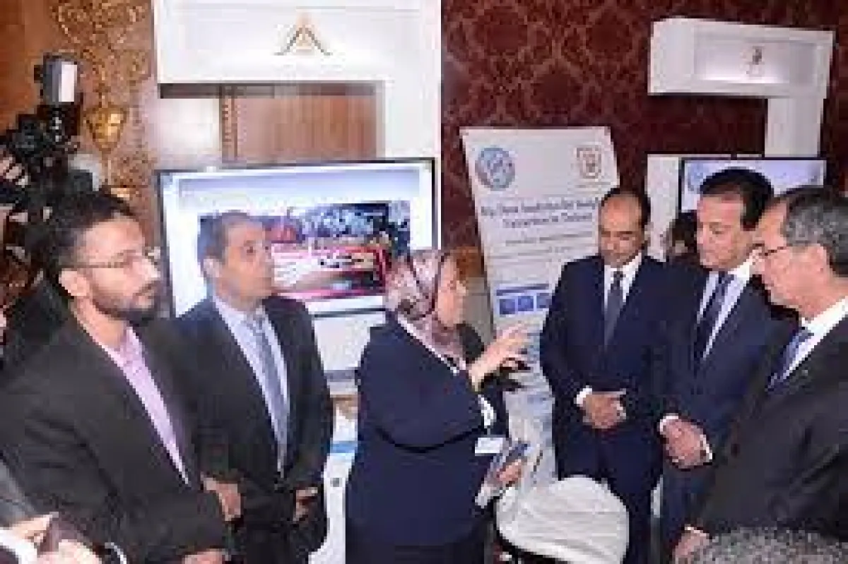 2هيئة تدريس جامعة بنها مع رئيس البحث العلمي .jpg