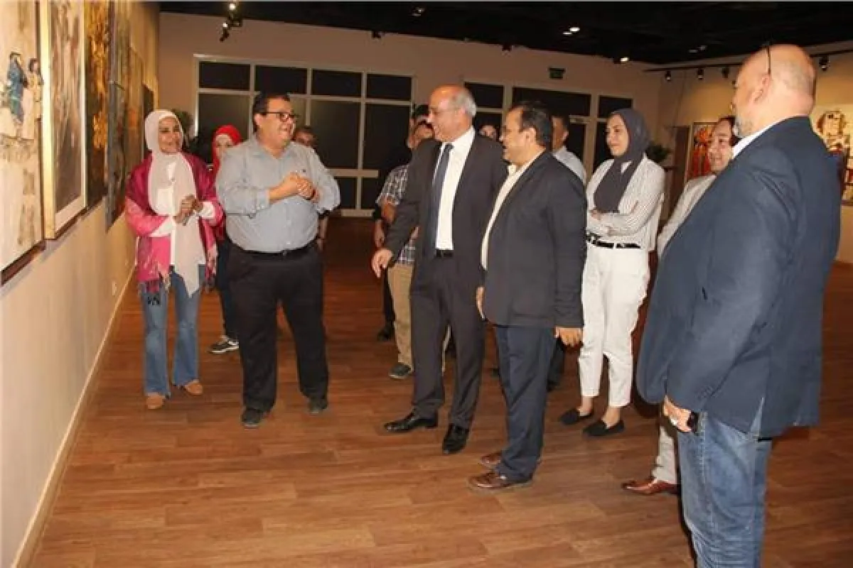 الضيوف يتجولون بالمعرض 4.jpg