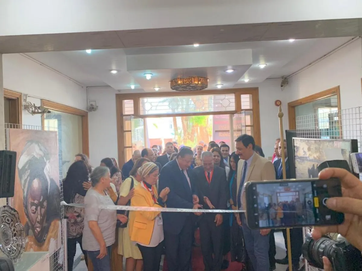 الدكتور هشام عزمي يفتتح المعرض 2.jpg