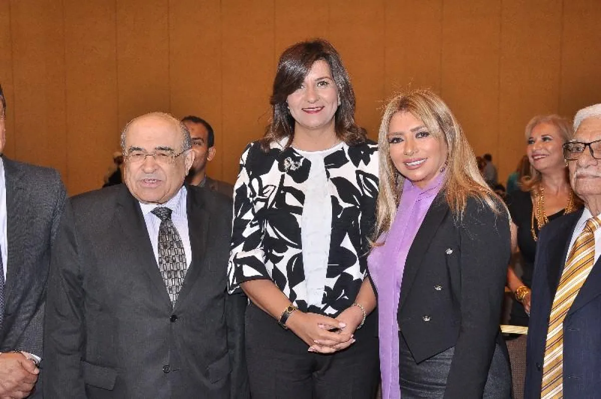 2نبيلة مكرم عبيد وزيرة الهجرةالمصري تتوسط الكتور مصطفي الفقي وشافكي  .jpg