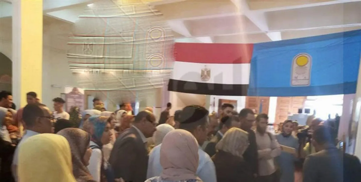 3 الضيوف في المعرض .jpg