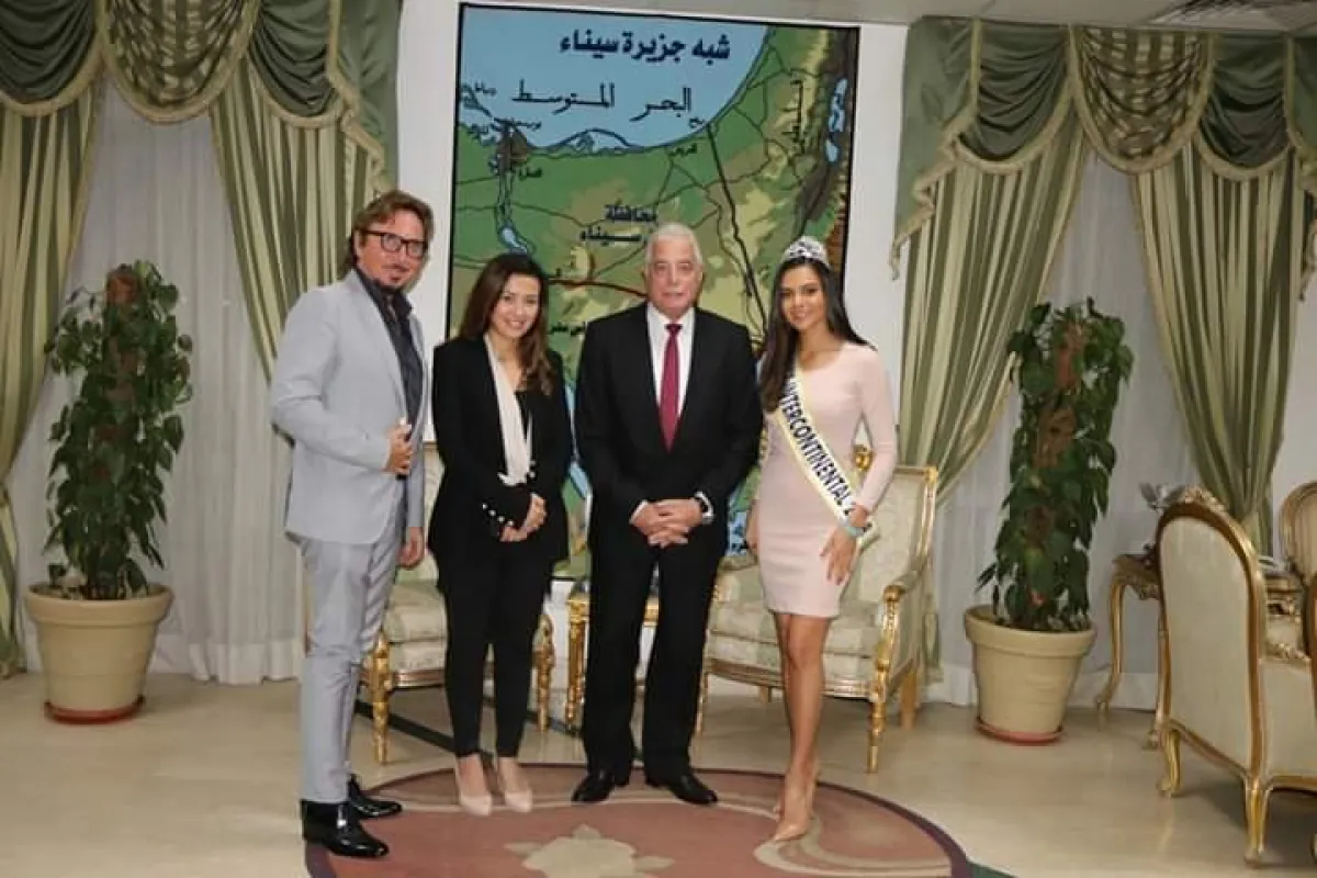 6.jpg ملكة الجمال ومنظمو المسابقة