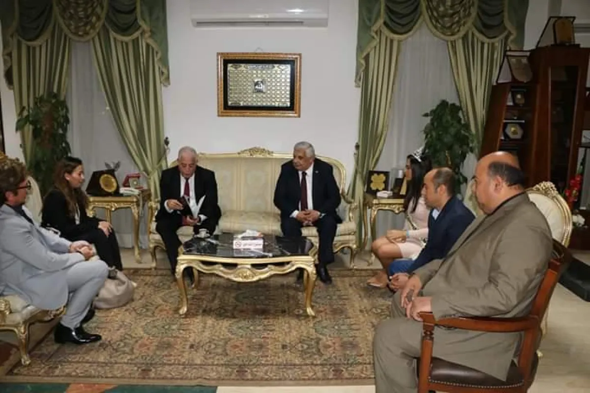 5.jpg المحافظ مع منظمي ملكات الجمال