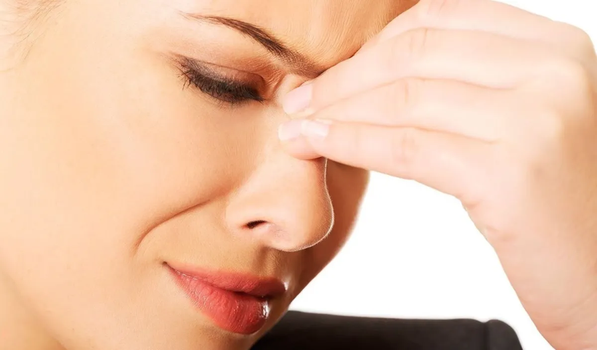 يمكن التمييز بين نوعين من حساسية الجيوب الأنفية: الحادّ، والمزمن