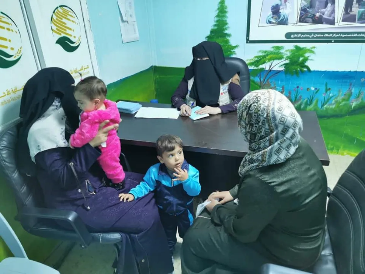تقديم الرعاية الصحية للأمهات والأطفال في المركز.jpg
