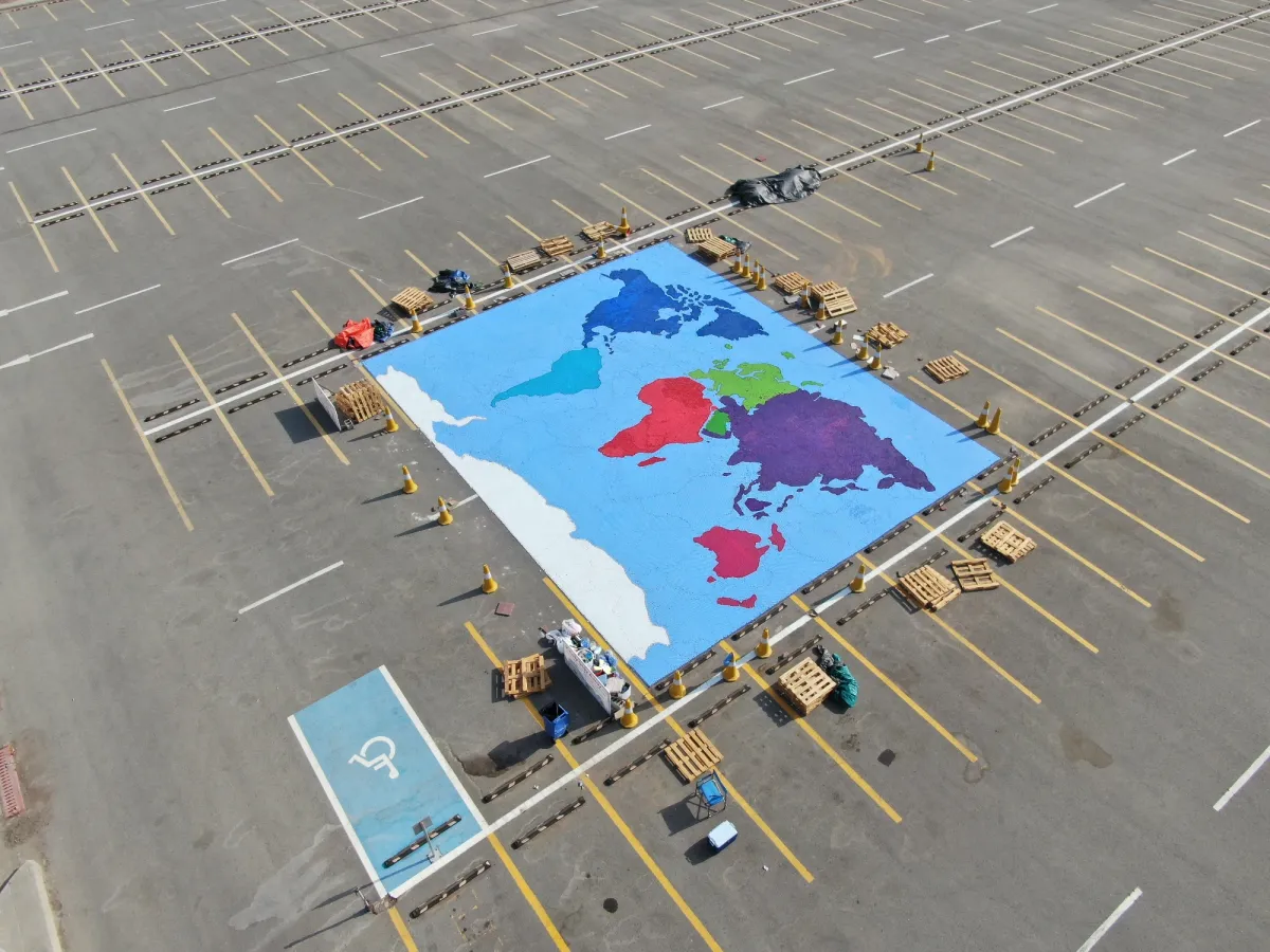 أكبر لوحة موزاييك في العالم من أغطية البلاستيك