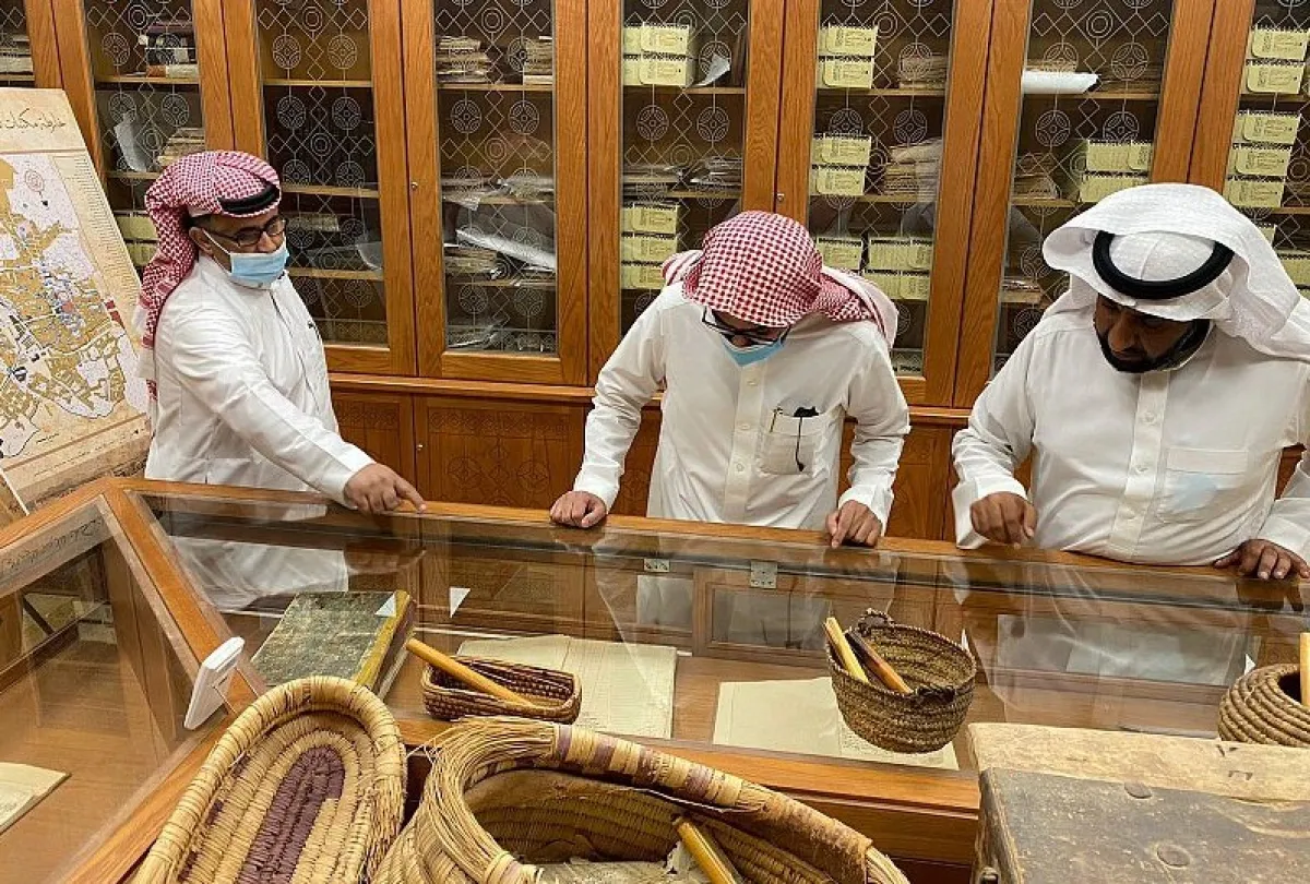 دارة الملك عبدالعزيز تحصل على وثائق عمرها أكثر من 100 عام "الصورة من الحساب الرسمي لواس"