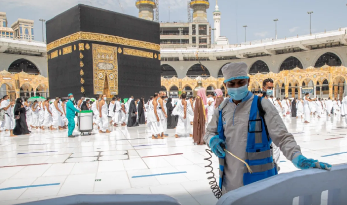 عملية التعقيم في المسجد الحرام "الصورة من الحساب الرسمي لرئاسة شؤون الحرمين"