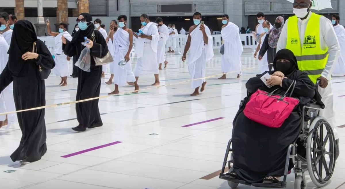 توفير كراسٍ خاصة لكبار السن وذوي الاحتياجات الخاصة "الصورة من الحساب الرسمي لرئاسة شؤون الحرمين"