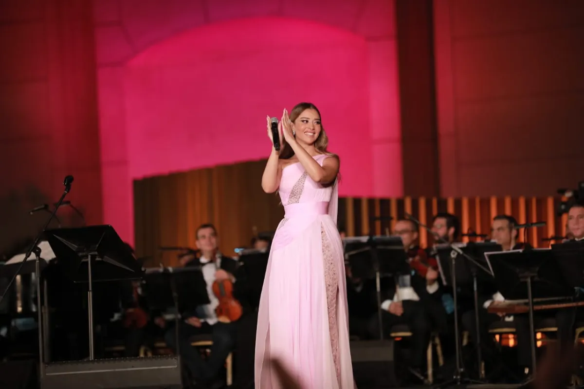 بلقيس تتفاعل مع الحضور في حفلها بدار الأوبرا المصرية.. الصورة من المكتب الإعلامي لبلقيس فتحي