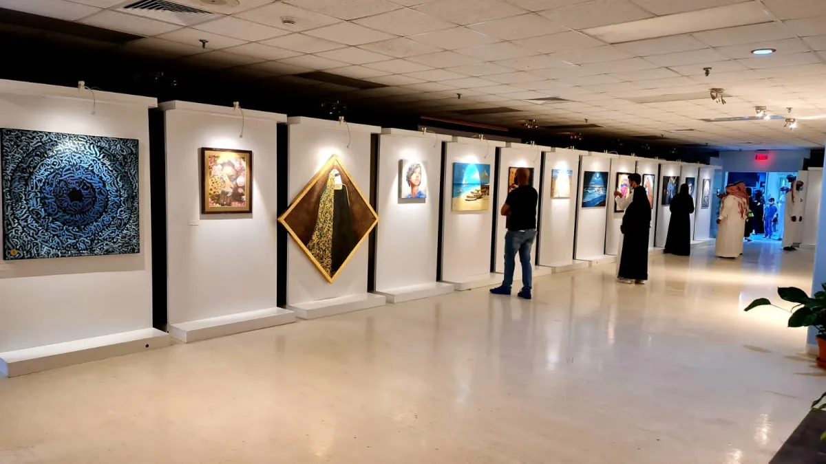 جانب من المعرض التشكيلي