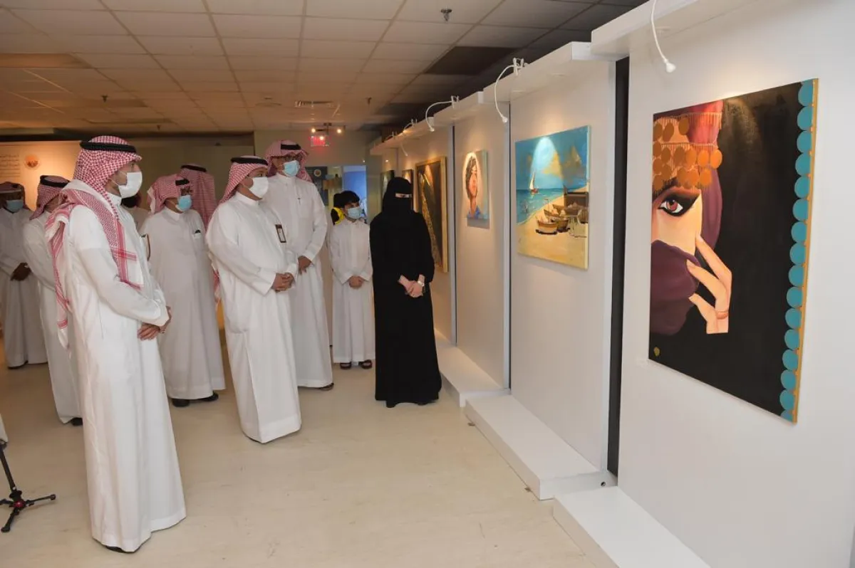 جانب من المعرض التشكيلي