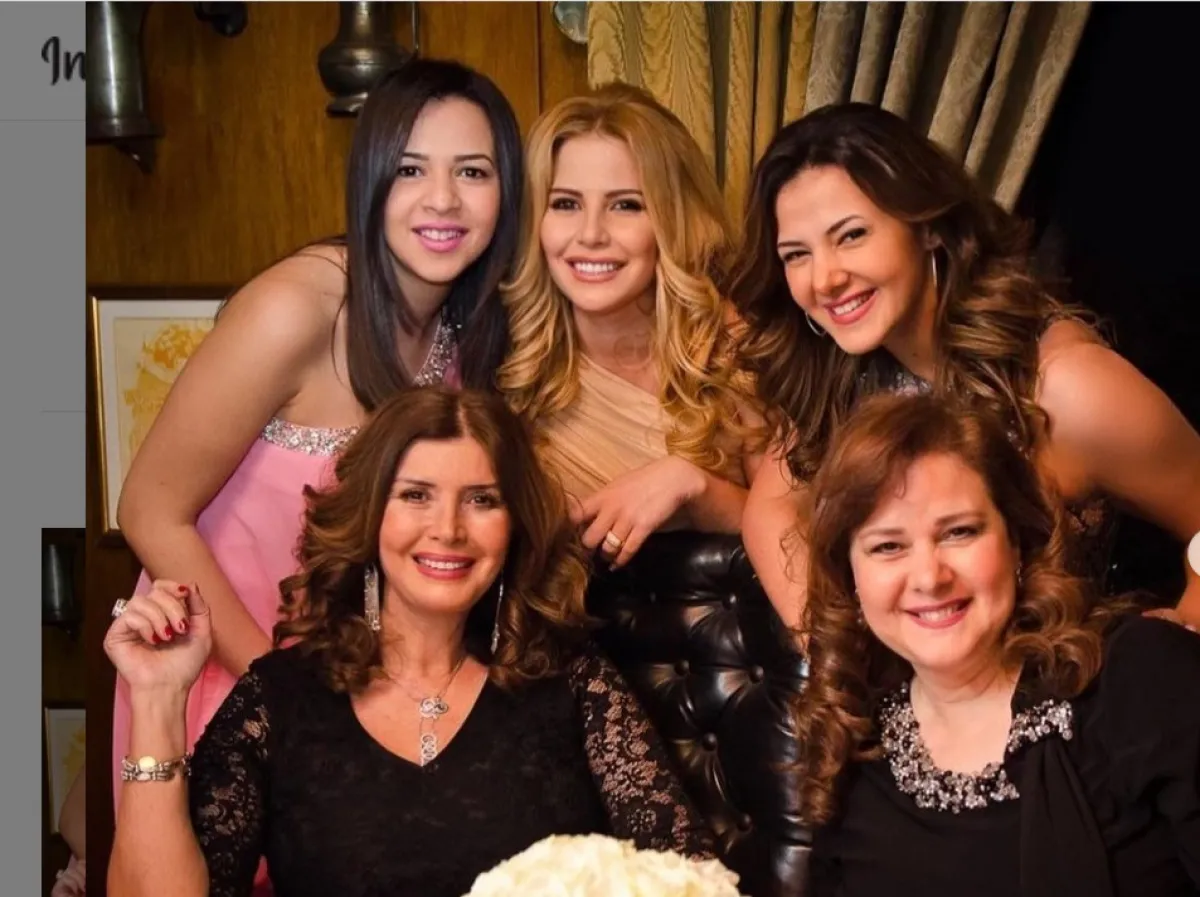 دلال عبد العزيز وابنتاها دنيا وإيمي سمير غانم وميرفت أمين ومنة حسين فهمي- الصورة من حساب منة على إنستغرام