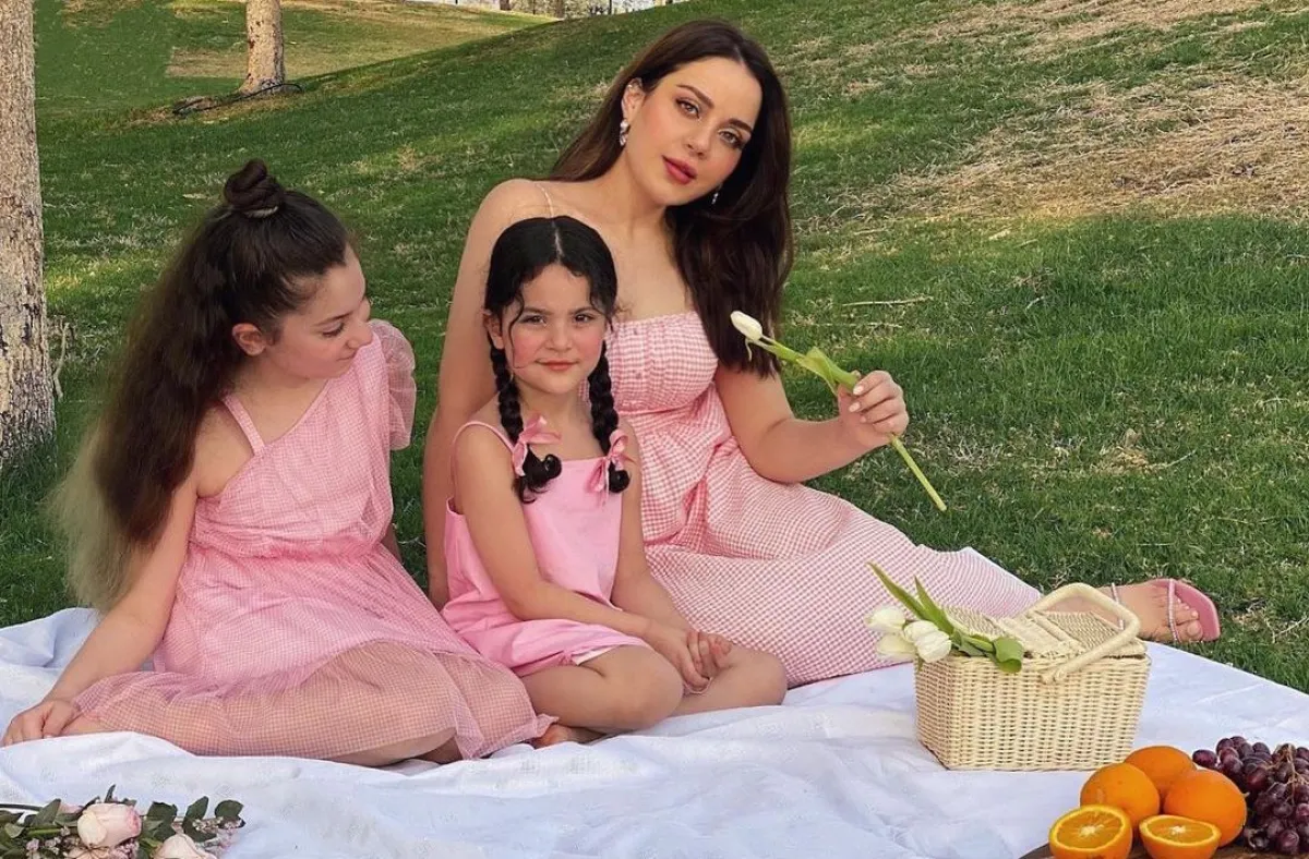 زينب فياض برفقة ابنتيها.. الصورة من حسابها على انستغرام 
