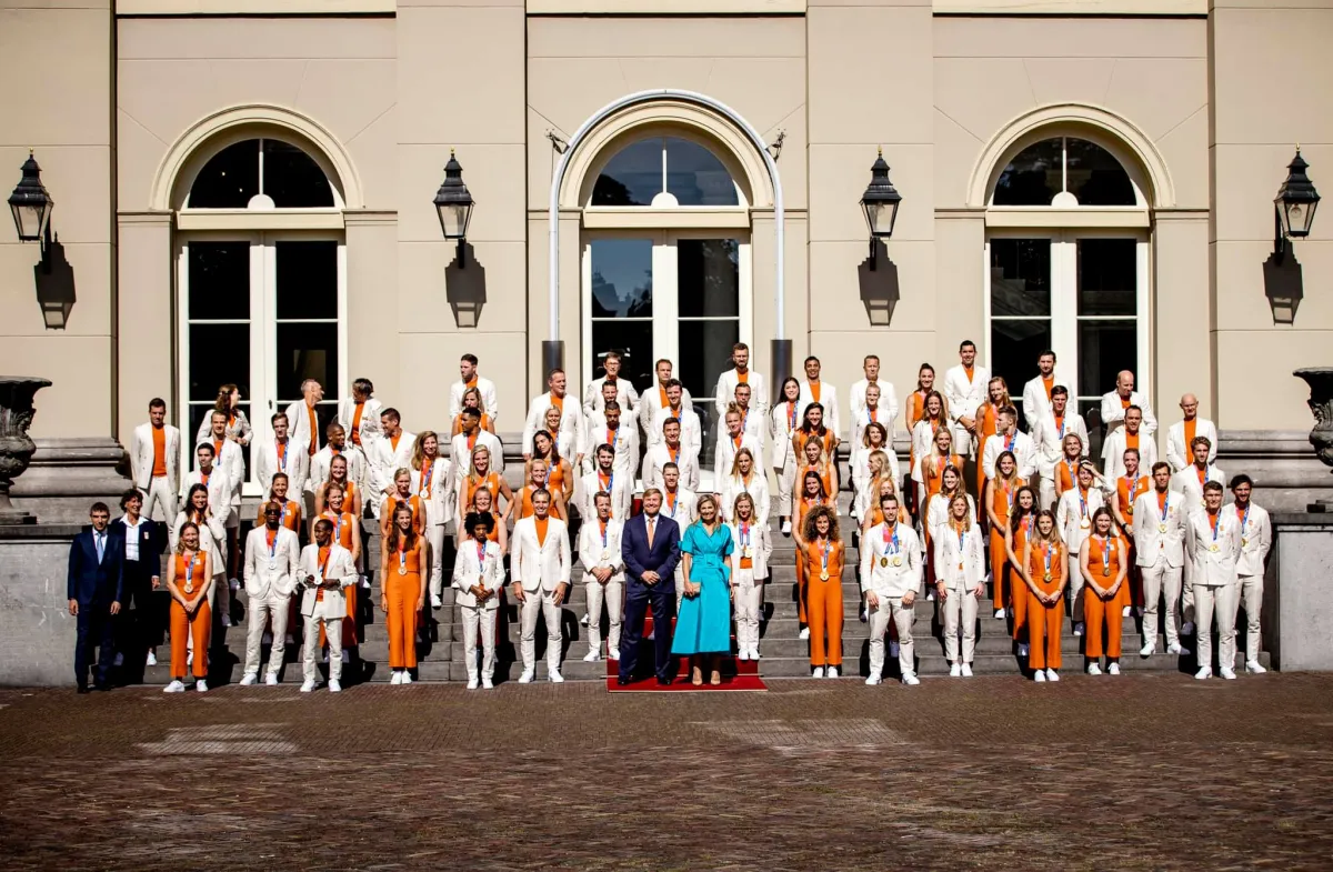 صورة جماعية للملك والملكة مع الفائزين- الصورة من حساب البيت الملكي الهولندي على فيسبوك