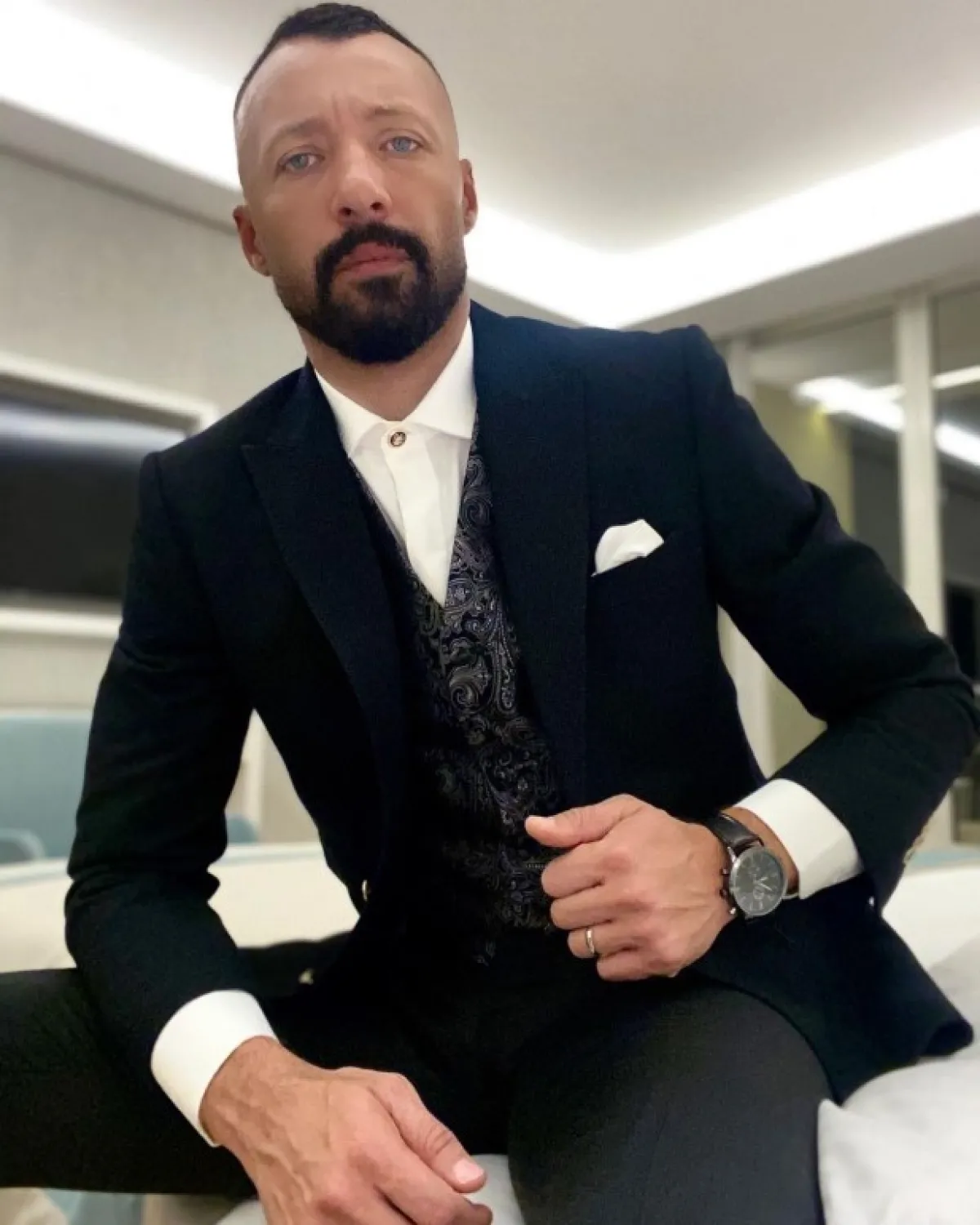 أحمد فهمي ببدلة كلاسيكية باللون الأسود - الصورة من حسابه على انستغرام