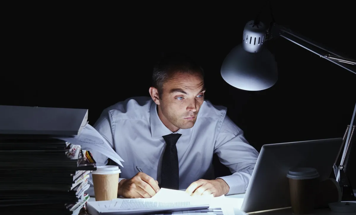 دراسة حديثة: العاملون ليلًا معرضون لخطر الإصابة باضطراب نظم القلب 