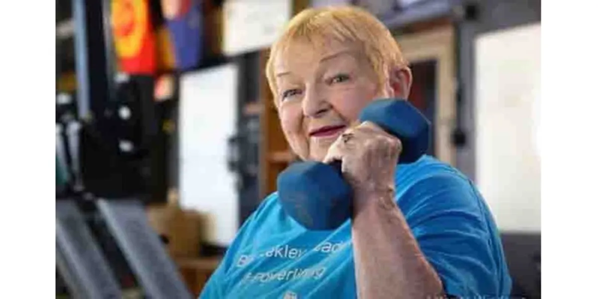 عجوز تدخل موسوعة غينيس كأكبر رباعة برفع الأثقال