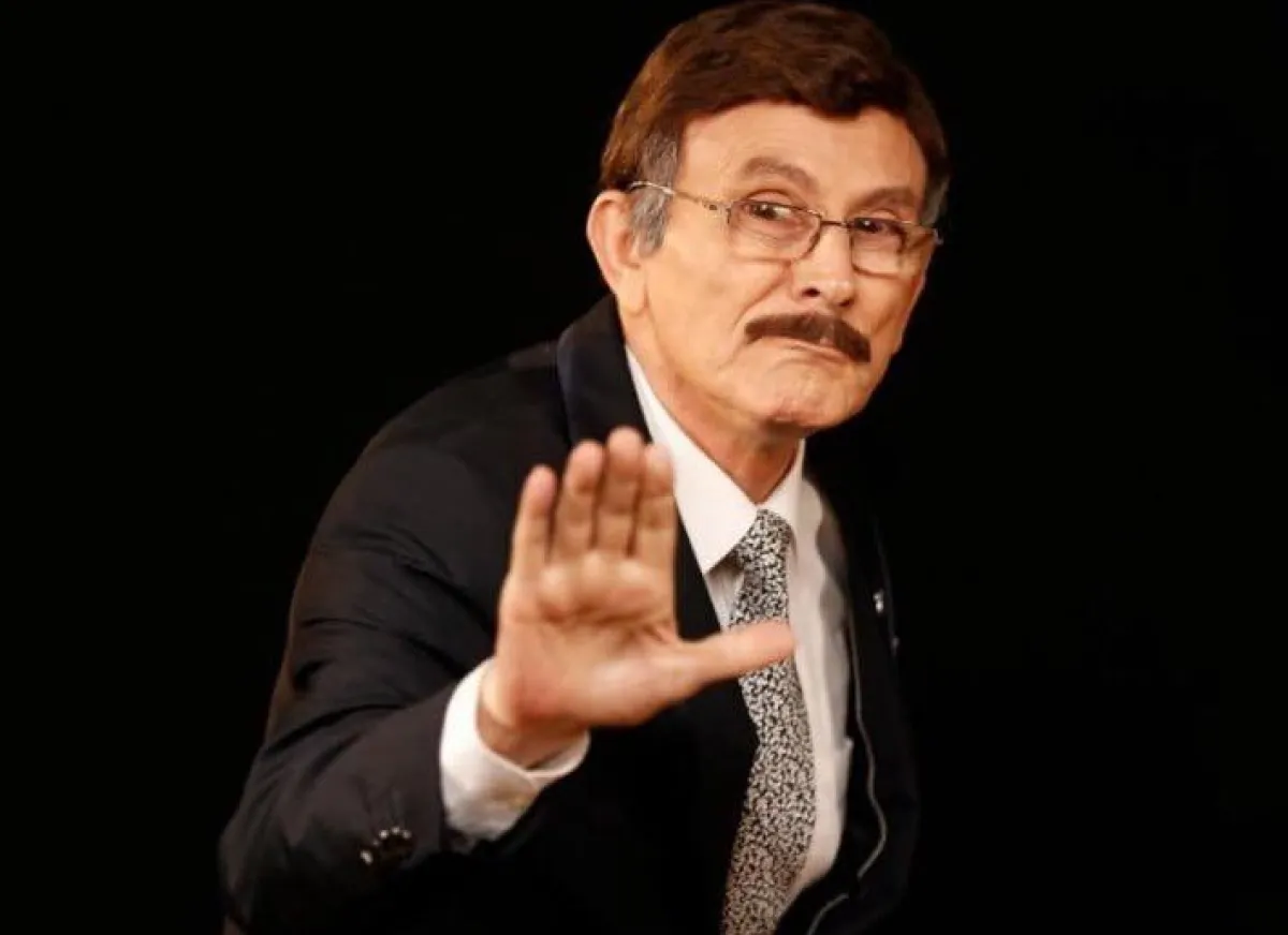 محمد صبحي في مسرحيته الجديدة نجوم الظهر.. الصورة من حسابه الرسمي على فسيبوك