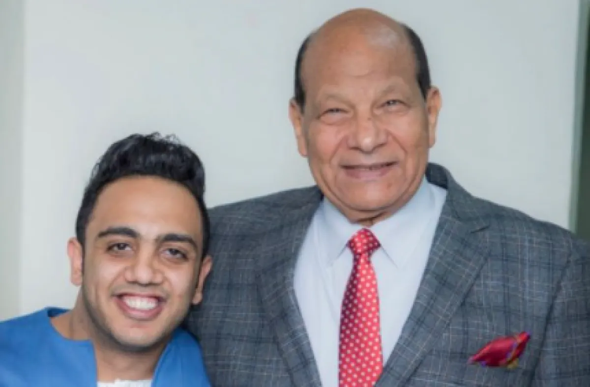 مدير مسرح مصر الراحل برفقة أوس أوس - الصورة من حساب أوس أوس في إنستقرام