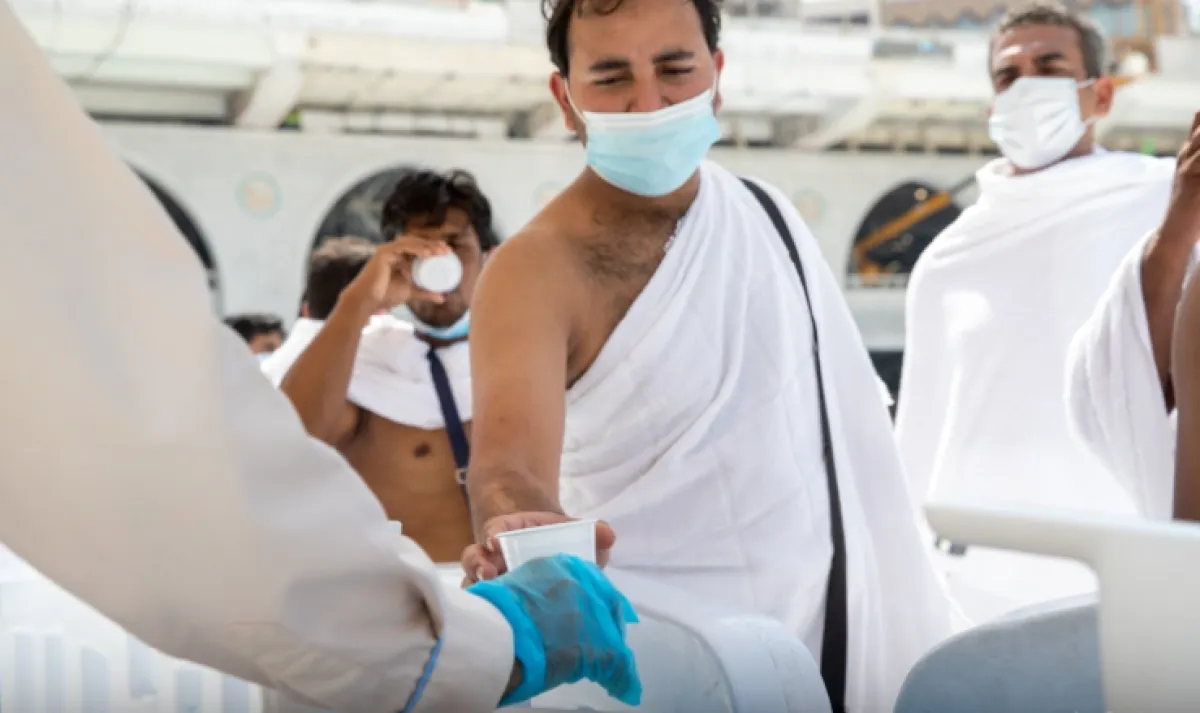 سقيا ماء زمزم "الصورة من الحساب الرسمي لرئاسة شؤون الحرمين"